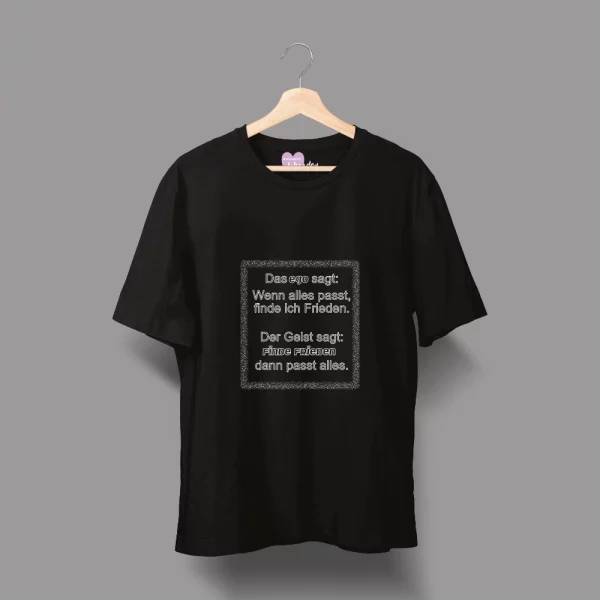 Unisex T-Shirt  "Das Ego sagt: Wenn alles passt, finde ich Frieden. Der Geist sagt: Finde Frieden, dann passt alles." – Bild 3