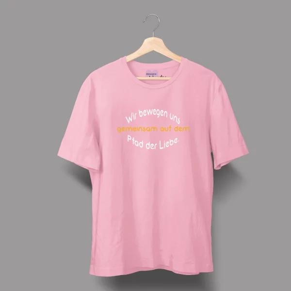 Unisex T-Shirt  "Wir bewegen uns gemeinsam auf dem Pfad der Liebe." – Bild 4