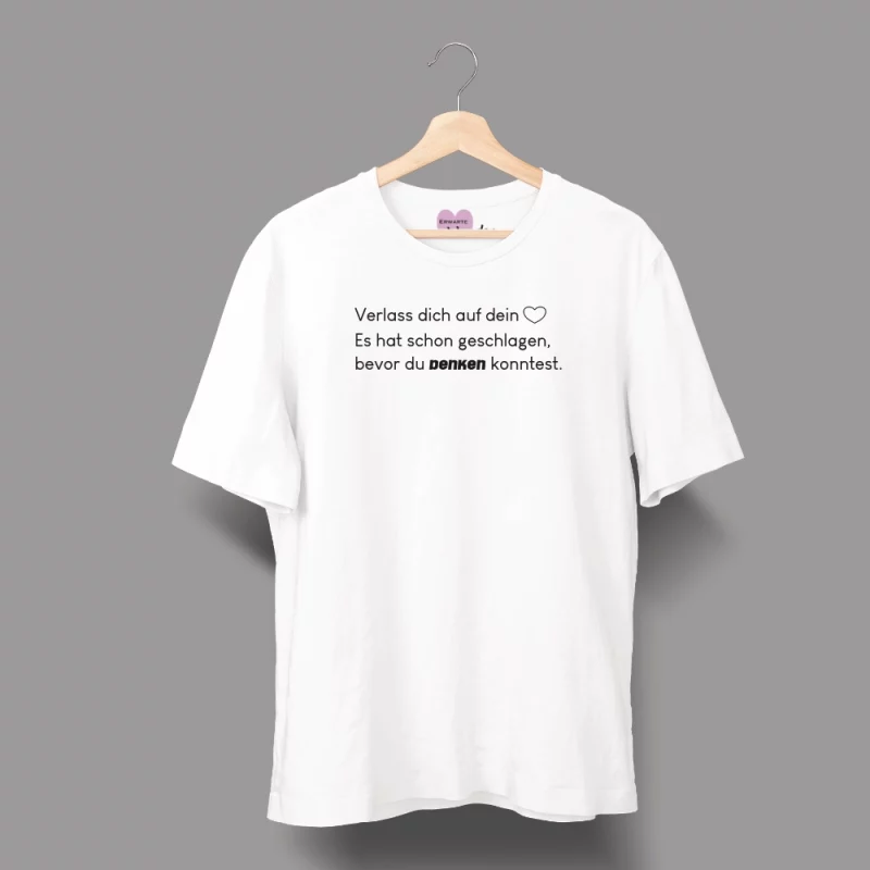 Herren T-Shirt - Verlass dich auf dein Herz. Es hat schon geschlagen, bevor du denken konntest.