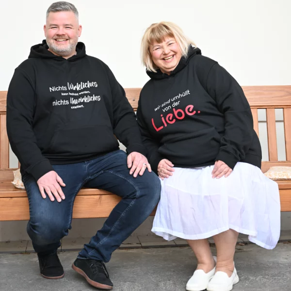Hoodie Herren "Wir sind umhüllt von der Liebe." – Bild 3