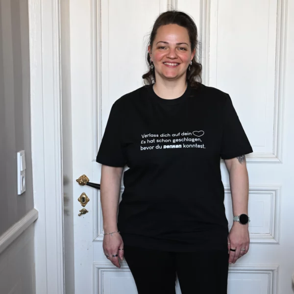 Unisex T-Shirt  "Verlass dich auf dein Herz. Es hat schon geschlagen, bevor du denken konntest."