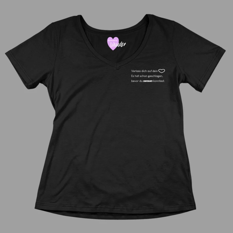 Damen T-Shirt V-Ausschnitt - Verlass dich auf dein Herz. Es hat schon geschlagen, bevor du denken konntest.